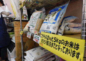 東京都内のスーパーのコメ売り場に掲示された購入制限を知らせる張り紙（資料写真）