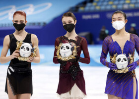 北京五輪のフィギュアスケート女子で優勝したシェルバコワ（中央）。左は銀メダルのトルソワ、右は銅の坂本花織＝２０２２年２月１７日、北京（ＥＰＡ時事）