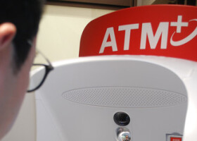 顔認証で出入金できる機能が新たに搭載されたセブン銀行のＡＴＭ＝６日午後、東京都千代田区