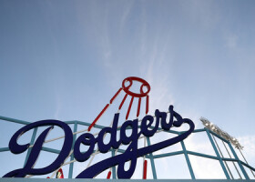 米大リーグ・ドジャースの本拠地ドジャースタジアムに掲げられた球団のマーク＝カリフォルニア州ロサンゼルス（ＡＦＰ時事）