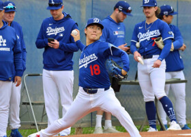 ブルペンで投球練習するドジャースの山本＝１７日、米アリゾナ州グレンデール