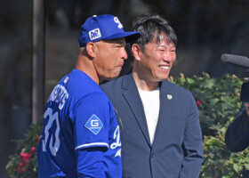 ドジャースのロバーツ監督（左）と談笑する日本代表の井端監督＝１８日、米アリゾナ州グレンデール