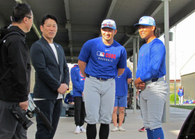 カブスの施設を訪れた野球日本代表「侍ジャパン」の井端監督（左から２人目）と談笑する鈴木（右から２人目）と今永（右）＝１９日、米アリゾナ州メサ
