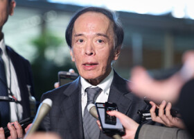 石破茂首相との会談を終え、記者団の取材に応じる日銀の植田和男総裁＝２０日午後、首相官邸