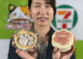 セブン―イレブン・ジャパンが販売する「猫の日」にちなんだスイーツ＝１８日、東京都港区