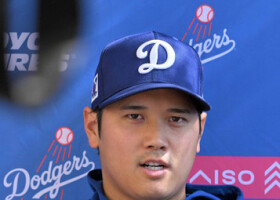 練習を終え取材に応じるドジャースの大谷＝２０日、米アリゾナ州グレンデール