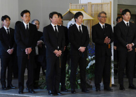 衣笠剛会長の葬儀に出席したヤクルトの高津臣吾監督（前列右から４人目）ら＝２１日、東京都港区