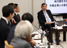 中堅企業との意見交換会で質問する石破茂首相（右端）＝２１日午後、首相官邸