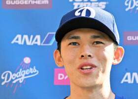 結婚を発表し、取材に応じるドジャースの佐々木＝２１日、米アリゾナ州グレンデール