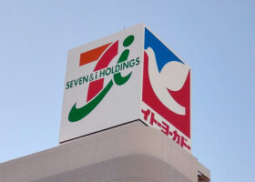 セブン＆アイ・ホールディングス（左）と傘下のスーパー、イトーヨーカドーの看板
