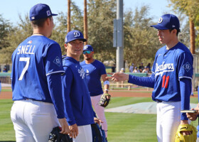 投内連係の練習を終えたドジャースの佐々木（右）と山本（左から２人目）＝２２日、米アリゾナ州グレンデール