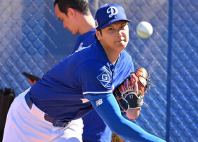 ブルペンで投球練習するドジャースの大谷＝２２日、米アリゾナ州グレンデール