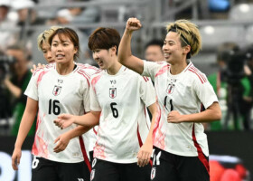 得点を挙げ喜ぶ田中（右端）＝２３日、米アリゾナ州グレンデール（ＡＦＰ時事）