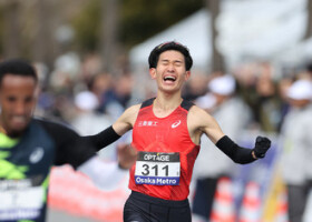 初マラソンで日本最高タイム２時間５分３９秒を記録し、２位でゴールする近藤亮太（右）＝２４日、大阪城公園