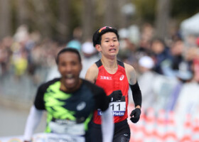 初マラソン日本最高タイムを記録し、２位でゴールする近藤亮太（奥）＝２４日、大阪城公園