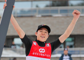 ノルディックスキーのワールドカップ（Ｗ杯）ジャンプ男子個人第２３戦。優勝し、喜ぶ小林陵侑＝１６日、札幌市大倉山ジャンプ競技場