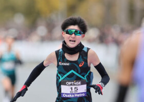 ４位でゴールした細谷恭平＝２４日、大阪城公園