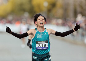 ６位でゴールした黒田朝日＝２４日、大阪城公園