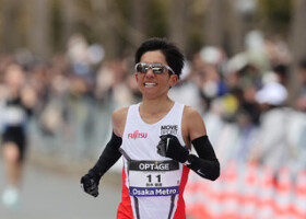 ８位でゴールした鈴木健吾＝２４日、大阪城公園