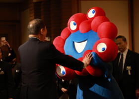 ２０２５大阪・関西万博の公式キャラクター「ミャクミャク」と触れ合う石破茂首相＝１月７日、東京都千代田区
