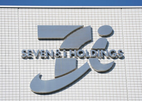 セブン＆アイ・ホールディングス本社に掲げられたロゴマーク＝東京都千代田区（ＡＦＰ時事）