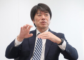 インタビューに答える富士通の平松浩樹取締役＝２月１９日、川崎市