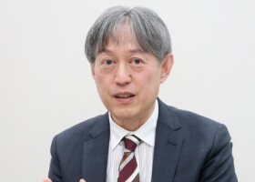 インタビューに答える日立製作所の滝本晋理事＝２月１８日、東京都千代田区