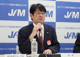 ２０２５年春闘の要求状況について、記者会見する「ものづくり産業労働組合（ＪＡＭ）」の安河内賢弘会長＝３日午後、東京都港区