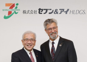 記者会見を終え、笑顔で握手するセブン＆アイ・ホールディングスの井阪隆一社長（左）とスティーブン・ヘイズ・デイカス次期社長＝６日午後、東京都千代田区