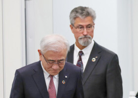 記者会見に臨むセブン＆アイ・ホールディングスの井阪隆一社長（手前）とスティーブン・ヘイズ・デイカス次期社長＝６日午後、東京都千代田区