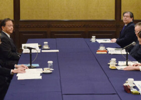 会談に臨む日本商工会議所の小林健会頭（左手前から２人目）と連合の芳野友子会長（右手前）＝７日午後、東京都千代田区