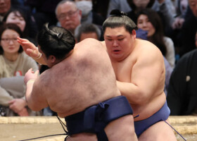 大の里（奥）は押し出しで豪ノ山を下す＝１１日、エディオンアリーナ大阪