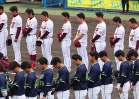 東日本大震災から１４年となり、試合前に黙とうするプロ野球楽天とヤクルトの選手ら＝１１日、静岡草薙球場