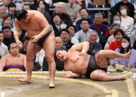 豊昇龍（左）に首投げで敗れた若元春＝１１日、エディオンアリーナ大阪