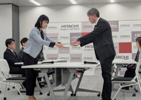 春闘の要求書を経営側に提出する日立労組の半沢美幸中央執行委員長（左）＝２月１３日、東京都千代田区