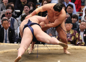 豊昇龍（奥）ははたき込みで豪ノ山を下す＝１２日、エディオンアリーナ大阪
