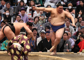 大の里（右）は若元春に押し出しで敗れる＝１２日、エディオンアリーナ大阪