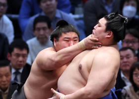 大の里（右）を攻める若元春＝１２日、エディオンアリーナ大阪