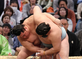 遠藤（左）はすくい投げで欧勝馬を破って４連勝＝１２日、エディオンアリーナ大阪