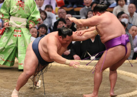 玉鷲（左）は押し倒しで尊富士を破る＝１２日、エディオンアリーナ大阪