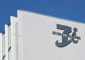 セブン＆アイ・ホールディングス本社に掲げられたロゴマーク＝東京都千代田区（ＡＦＰ時事）