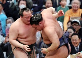 千代翔馬（左）に寄り切られた豊昇龍＝１３日、エディオンアリーナ大阪