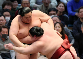 隆の勝（右）に押し出された琴桜＝１３日、エディオンアリーナ大阪
