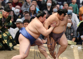 翔猿（右）を押し出す大の里＝１３日、エディオンアリーナ大阪