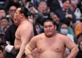 千代翔馬（左）に寄り切られ、２敗目を喫した豊昇龍＝１３日、エディオンアリーナ大阪