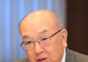 インタビューに答える日本高校野球連盟の田名部和裕顧問＝３日、大阪市西区