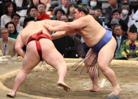 大の里（右）は押し出しで隆の勝を下す＝１４日、エディオンアリーナ大阪