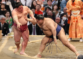高安（右）は突き出しで大栄翔を破る＝１４日、エディオンアリーナ大阪