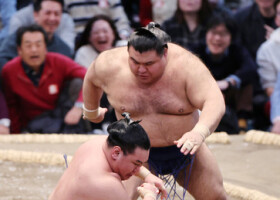 高安（奥）は押し倒しで豊昇龍を破る＝１６日、エディオンアリーナ大阪
