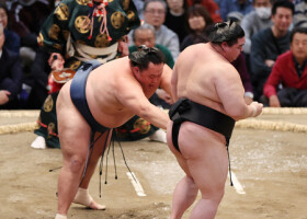 玉鷲（左）は押し出しで正代を破る＝１６日、エディオンアリーナ大阪